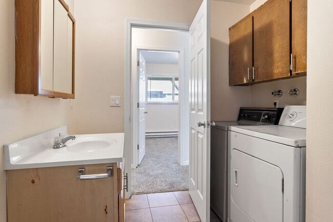 Building Photo - 2 Bedroom Home, pets welcome!!