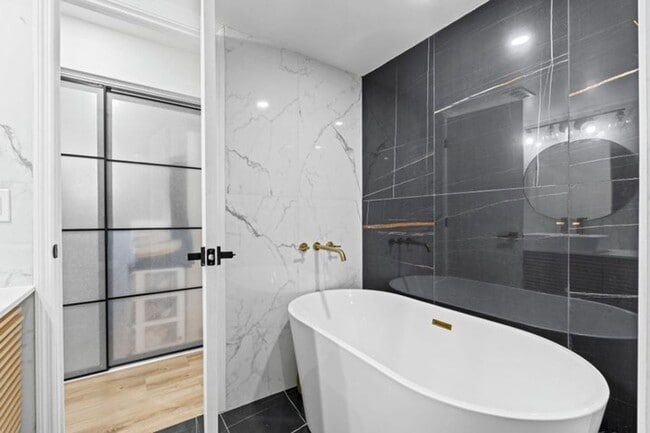 Building Photo - 715 Kaye St