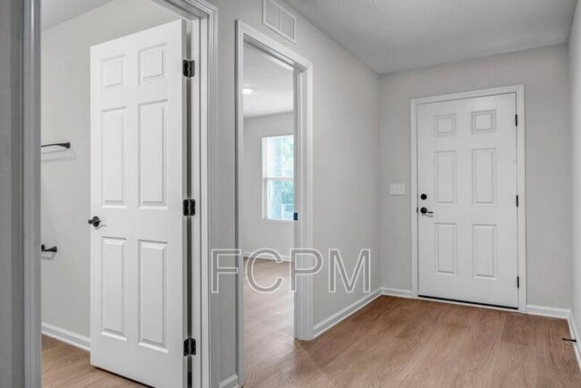Building Photo - 5460 Amazon Ave
