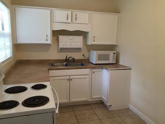 Building Photo - 2 bedroom 1 bath