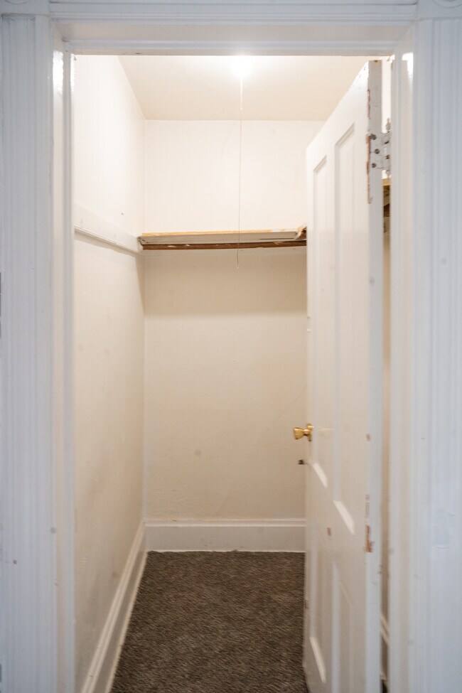 Building Photo - 556 Rose Ave E