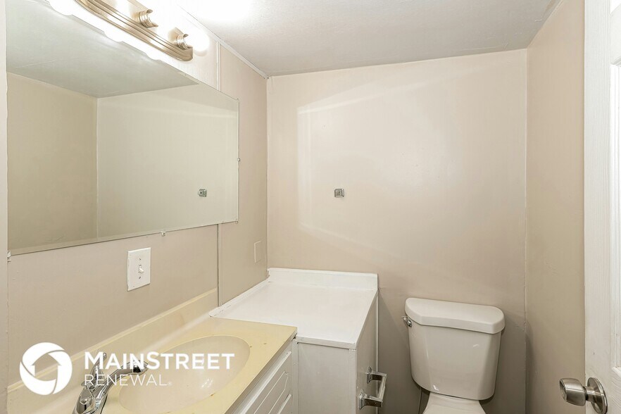 Building Photo - 4904 Paramount Dr