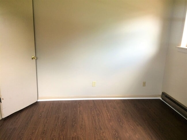 Building Photo - 2 Bedroom / 1 Bath Apartment Johnson City, TN