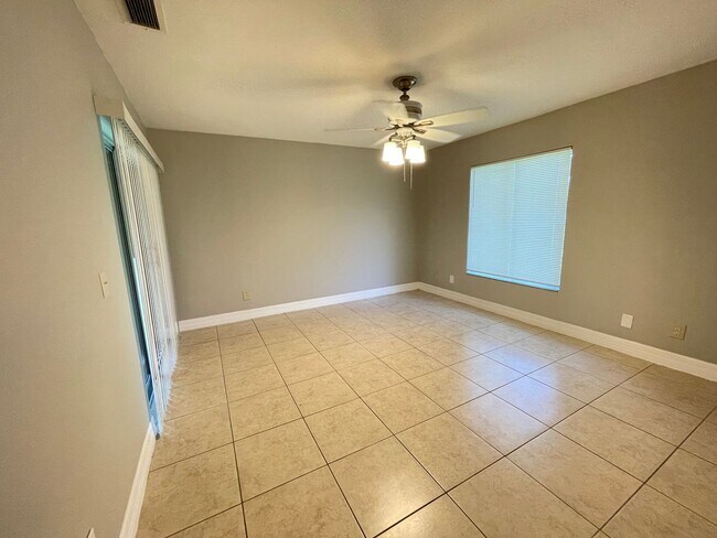 Building Photo - CUTE 2 Bedroom 2 Bath duplex