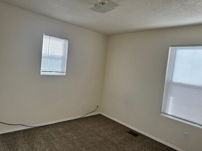 Building Photo - Beautiful Home in Gated Community w/pool