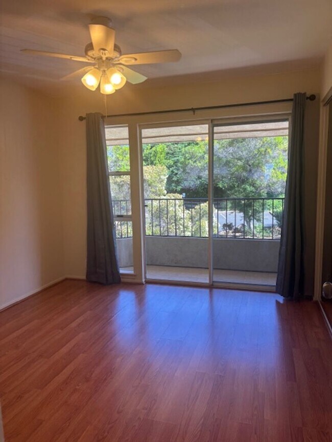 Building Photo - 3 Bedroom / 3 Bath Condo with Ocean Views