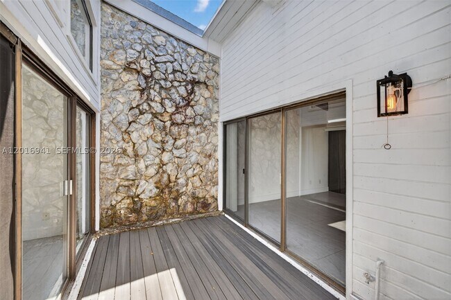 Building Photo - 2619 Parkview Dr S