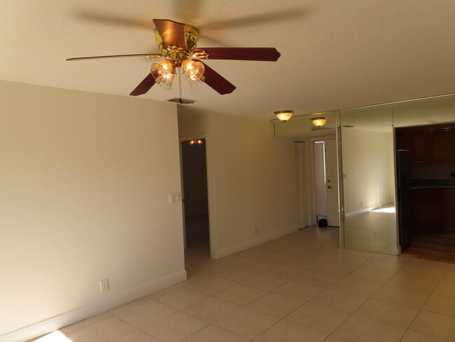 Building Photo - 2602 Carambola Cir S