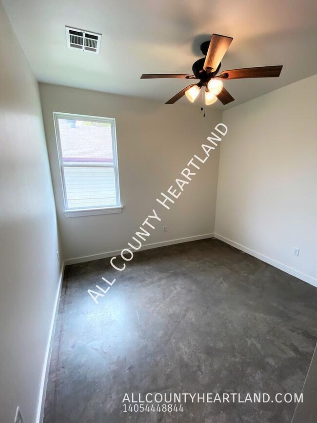 Building Photo - 520 E Springer Ave