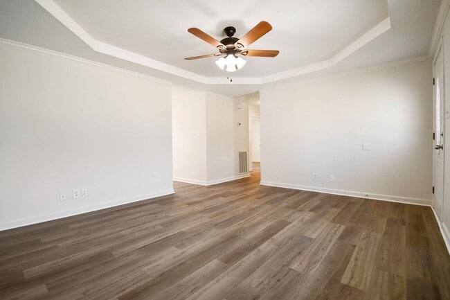 Building Photo - Pet Friendly Three Bedroom!