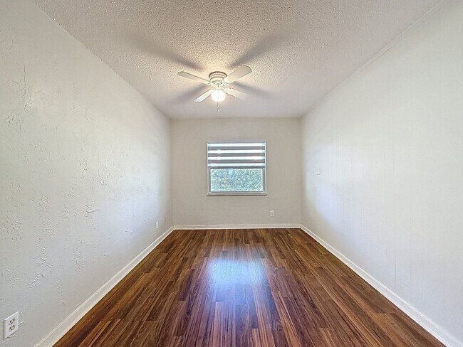 Building Photo - 8302 Bardmoor Blvd