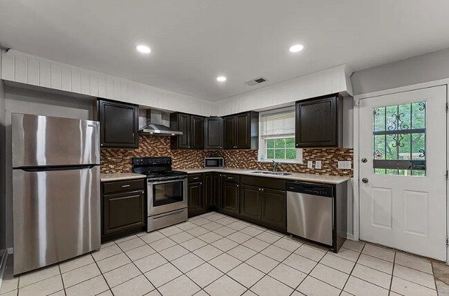 Building Photo - 4-bedroom, 2-bath home in the sought-after Autumn Ridge neighborhood