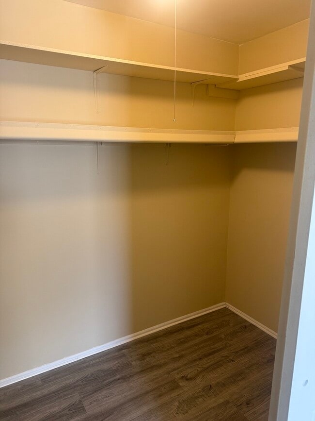 Building Photo - 495 Sidney Ave