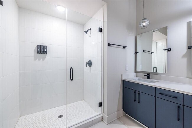 Building Photo - 112 Rogers St NE