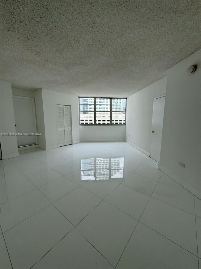 Building Photo - 801 Brickell Bay Dr