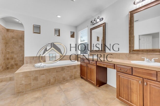 Building Photo - Beautiful Executive Home w/ Pool on 1/2 Ac...