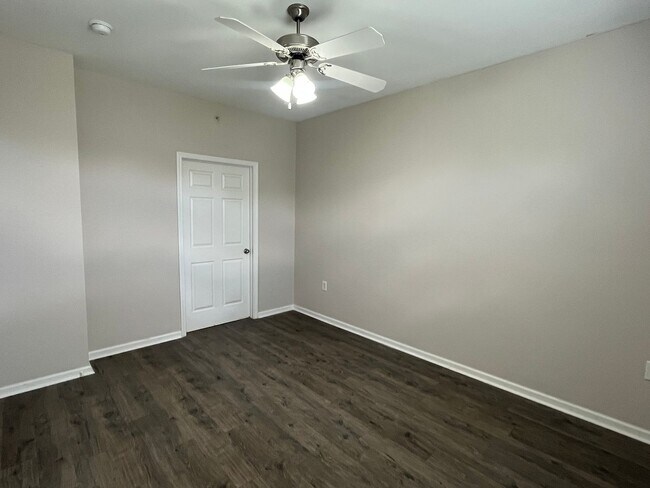 Building Photo - Spacious 2 Bed, 2 Bath Condo with Communit...