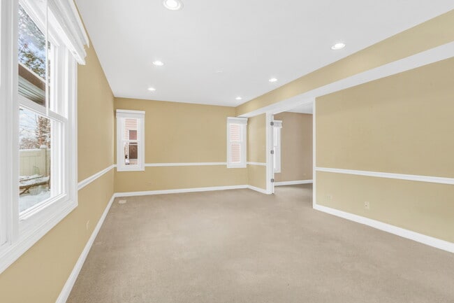 Building Photo - 1000 Cumberland Ln