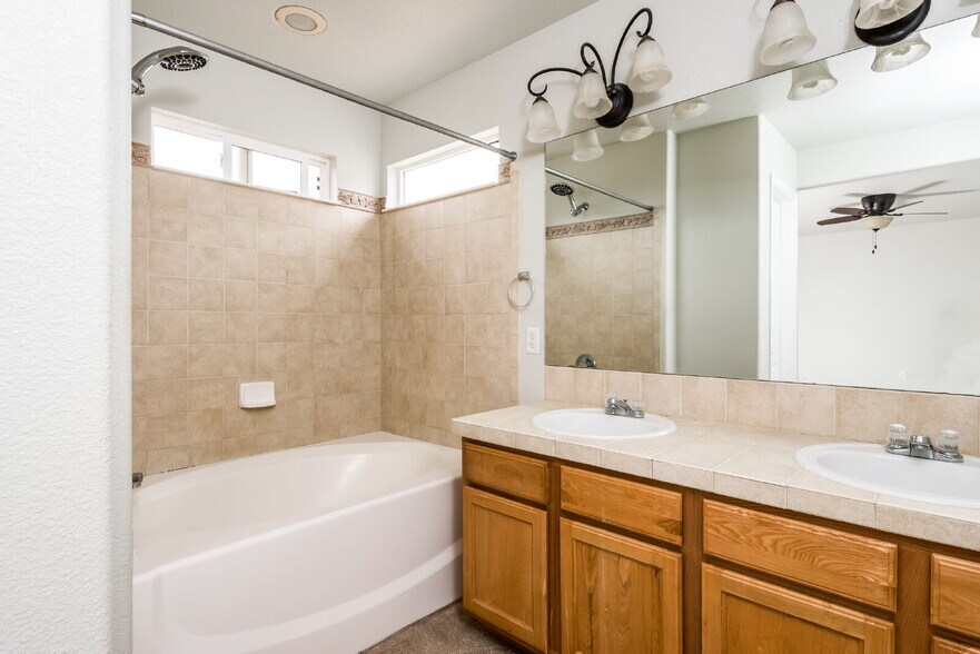 Building Photo - Spacious 3BR Home with Loft & Deck – 15 Mi...