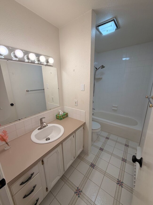 Building Photo - Large (5) bedroom home in a well established Anchorage neighborhood!