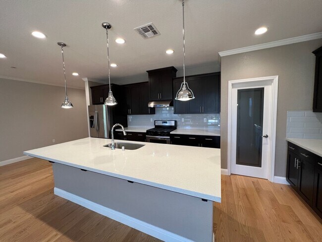 Building Photo - Newer single story home located in desirab...