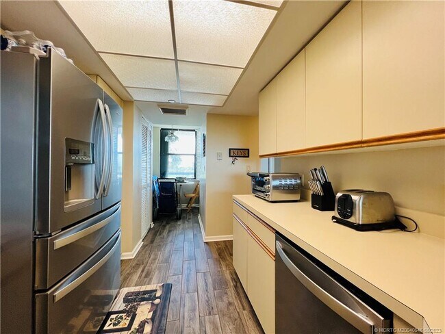 Building Photo - 8880 S Ocean Dr