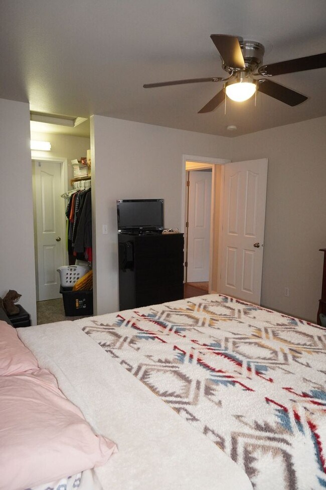 Building Photo - 4 Bedroom Eagle River Home!