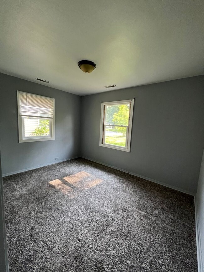 Building Photo - Charming 2-Bedroom, 1-Bathroom Home – $950...