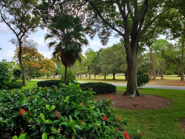 Building Photo - 2800 Cove Cay Dr