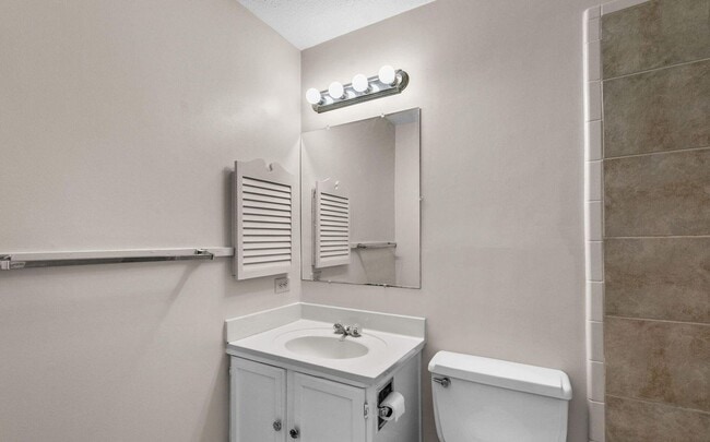 Building Photo - Live Where Convenience Meets Comfort in Lakebend!