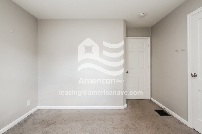 Building Photo - 1947 Glenridge Dr