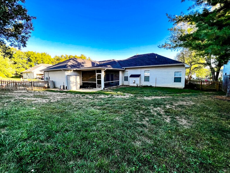 Fenced-in backyard - 4001 W Baywood Dr