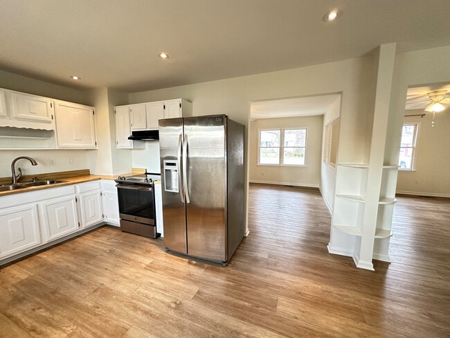 Building Photo - 310 Azalia Dr