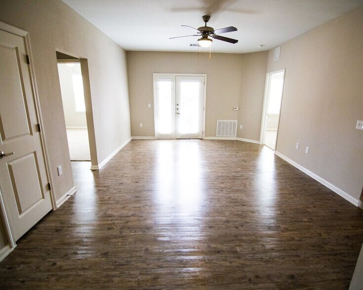 SANSOM BLUFF APARTMENTS 2900 La Junta Fort Worth TX 76114 Apartment