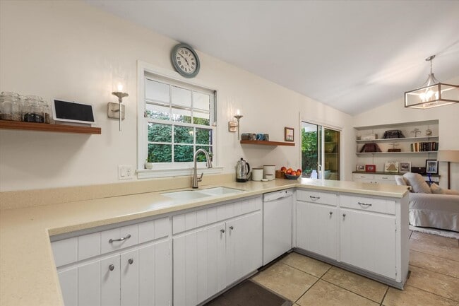 Building Photo - Mid-Century Home in Killearn Estates