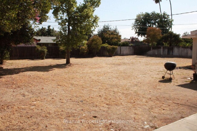 Building Photo - Home for Rent 4 Bed/3 Bath - 1,791 Sq Ft. Rent: $2,595/month Security Deposit: $2,695 Bullard Hig...