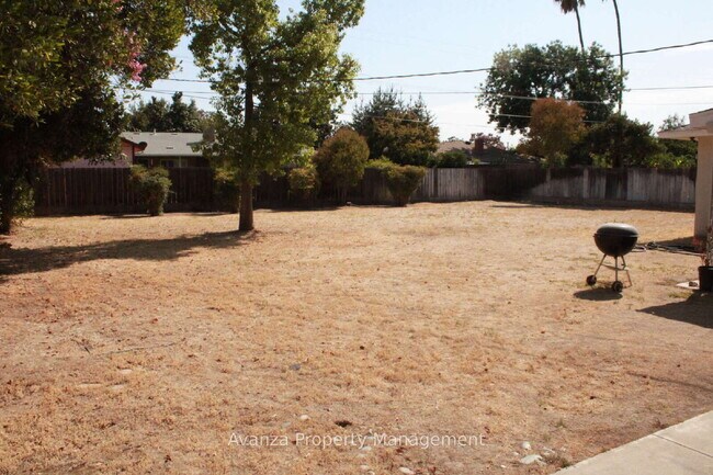 Building Photo - Home for Rent 4 Bed/3 Bath - 1,791 Sq Ft. Rent: $2,750/month Security Deposit: $2,850 Bullard Hig...