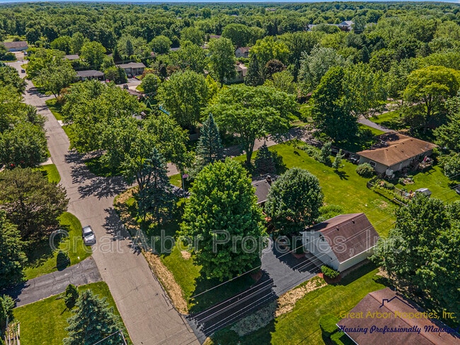 Building Photo - 3624 Maple Dr