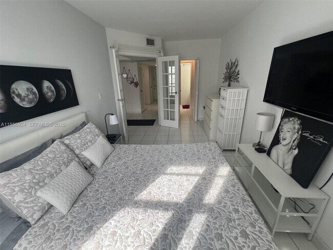 Building Photo - 100 Lincoln Rd