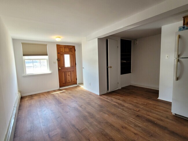 Building Photo - Ground floor apt with backyard
