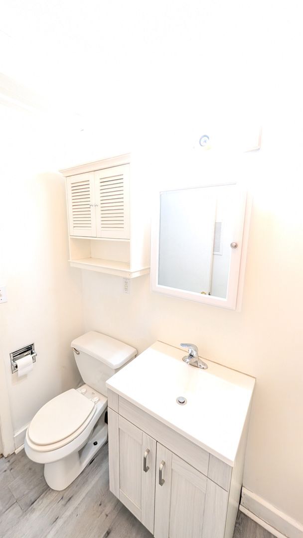 Building Photo - Creekside 1BR with Central Air and W/D