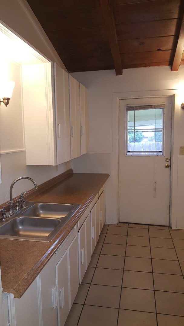 Building Photo - Charming 1bdr duplex with private yard and garage!