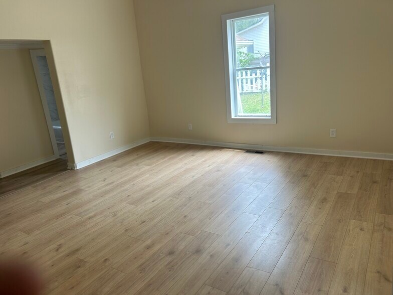 Building Photo - 129 Brookside Dr