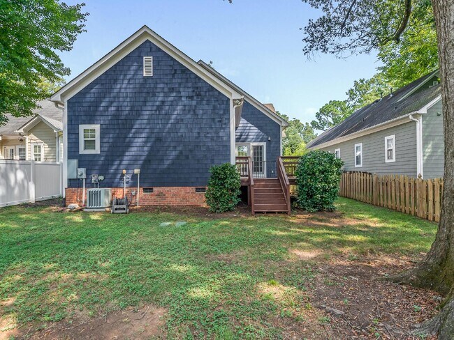Building Photo - Super cute bungalow in Chantilly with rocking chair front porch!