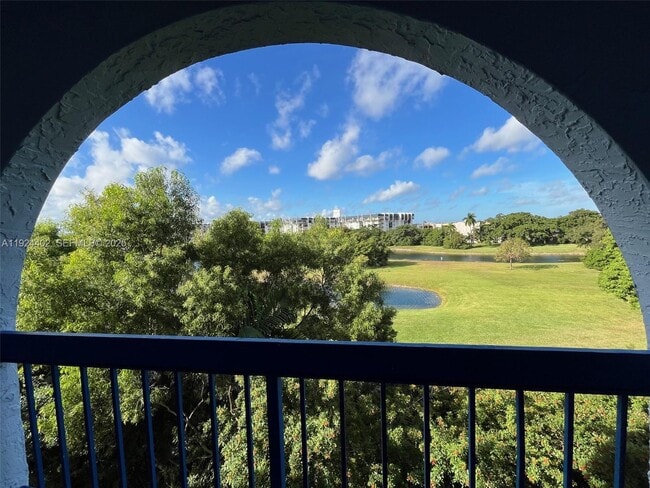 Building Photo - 9460 Fontainebleau Blvd