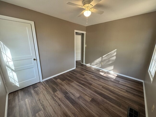 Building Photo - 1401 N Detroit Ave