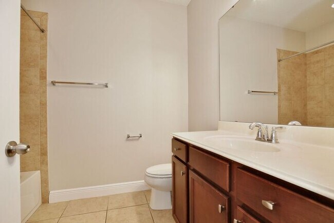 Building Photo - Beautiful 3/2.5 Spacious Townhome with a Private Courtyard and a 2 Car Garage in the Desirable Sa...
