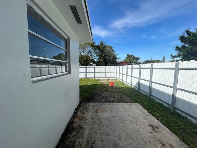 Building Photo - 4350 SW 62nd Ave