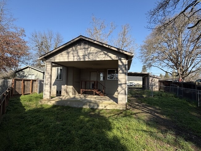 Building Photo - 1221 SW I St