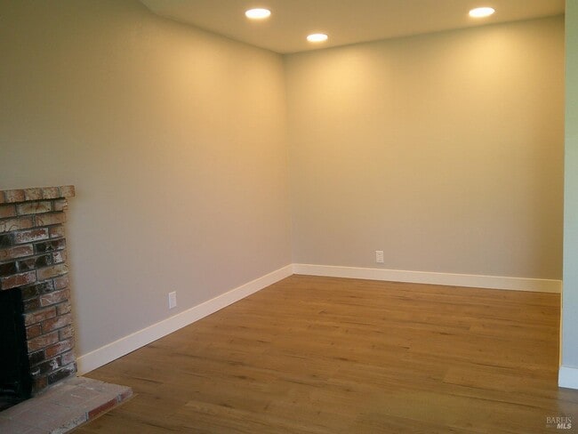 Building Photo - 785 Dogwood Cir